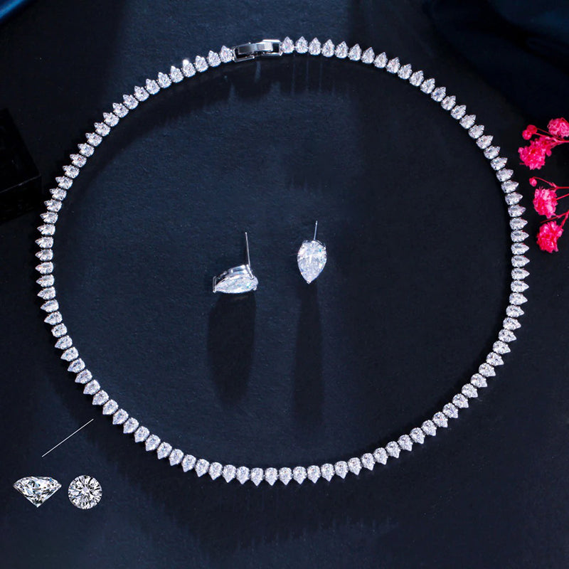 Wunderschönes Schmuckset mit Halskette und Ohrringen aus Iced-Out-Zirkonia