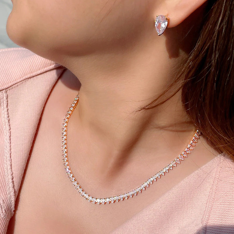 Wunderschönes Schmuckset mit Halskette und Ohrringen aus Iced-Out-Zirkonia