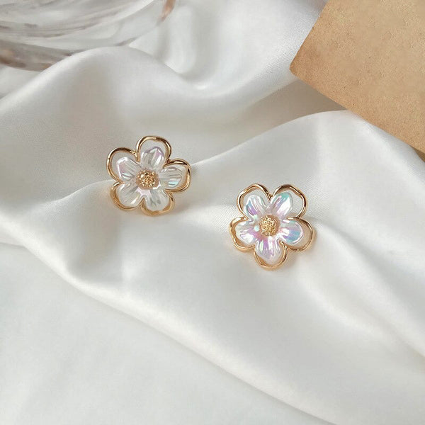 Wunderschöne Ohrstecker mit Muschelblütenblättern im Sommerstil