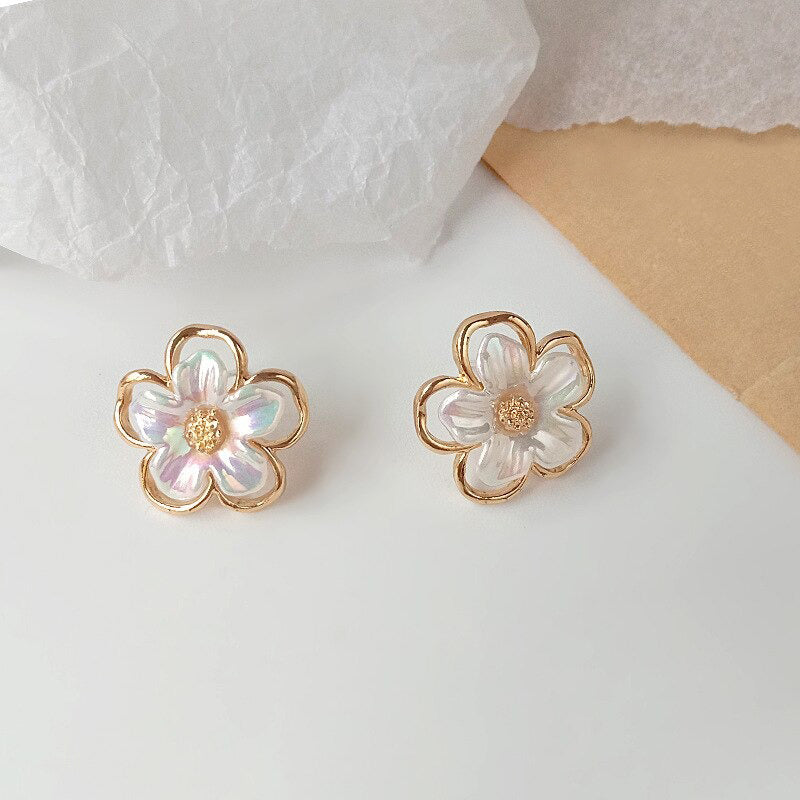 Wunderschöne Ohrstecker mit Muschelblütenblättern im Sommerstil