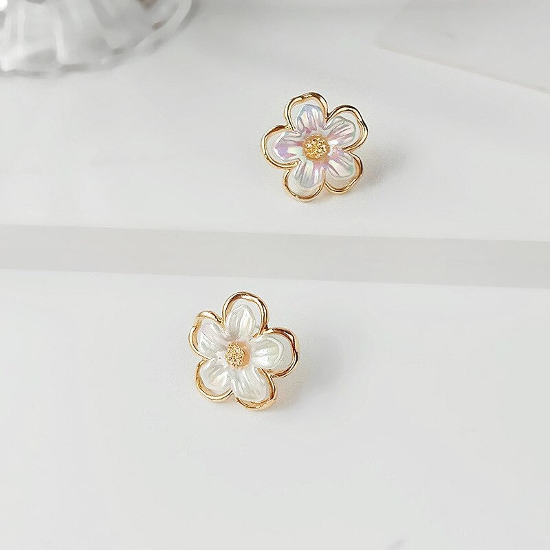 Wunderschöne Ohrstecker mit Muschelblütenblättern im Sommerstil