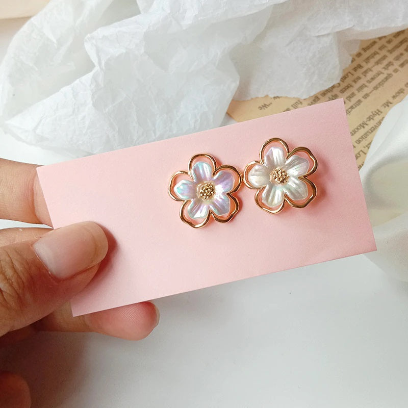 Wunderschöne Ohrstecker mit Muschelblütenblättern im Sommerstil