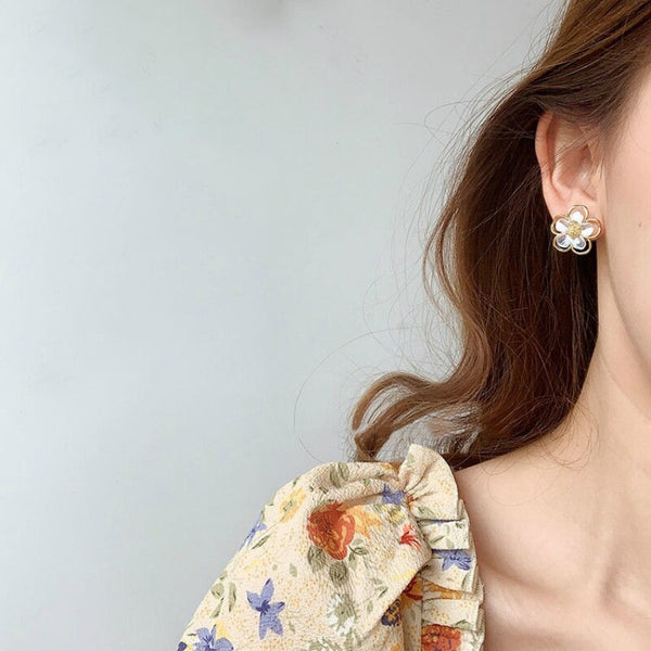 Wunderschöne Ohrstecker mit Muschelblütenblättern im Sommerstil