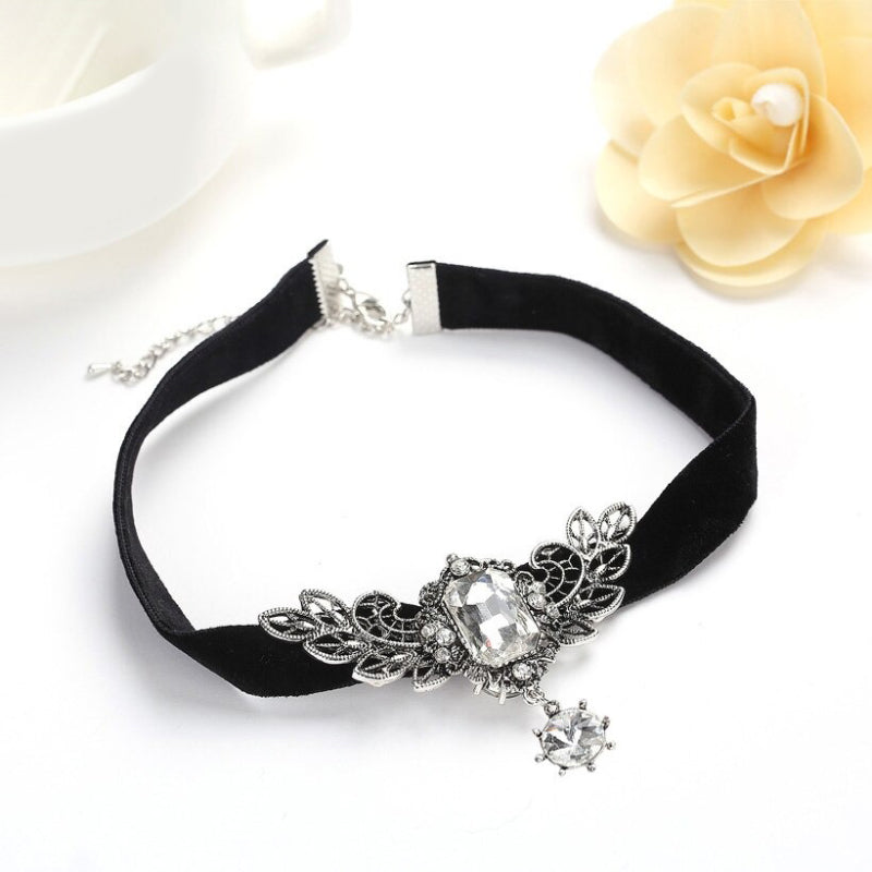 Chokerhalsketten mit Strasssteinen in Blätterform im gotischen Stil