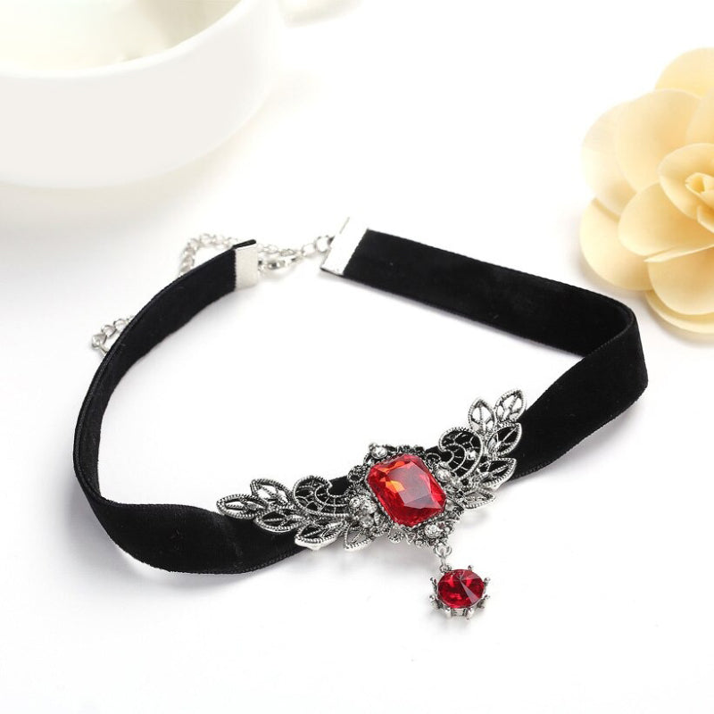 Chokerhalsketten mit Strasssteinen in Blätterform im gotischen Stil