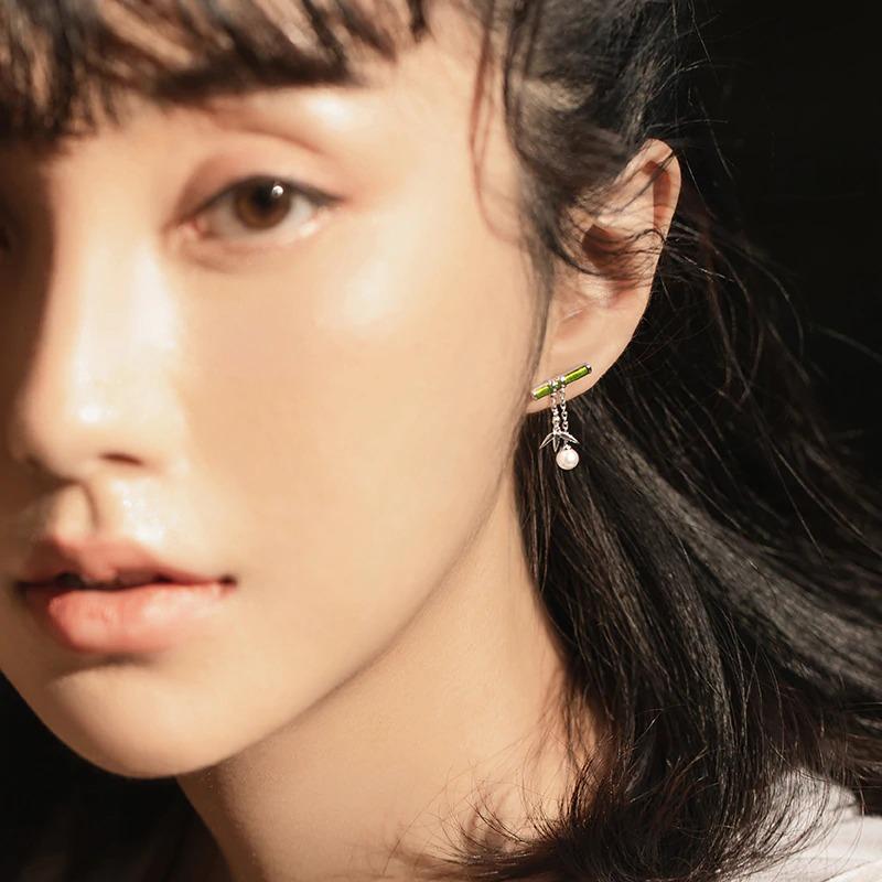 Asymmetrischer Ohrhänger aus grünem Bambus mit Perle