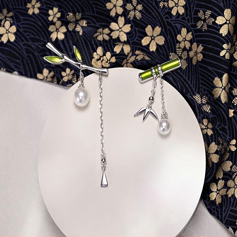 Asymmetrischer Ohrhänger aus grünem Bambus mit Perle