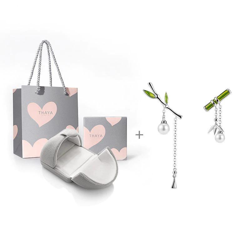 Asymmetrischer Ohrhänger aus grünem Bambus mit Perle