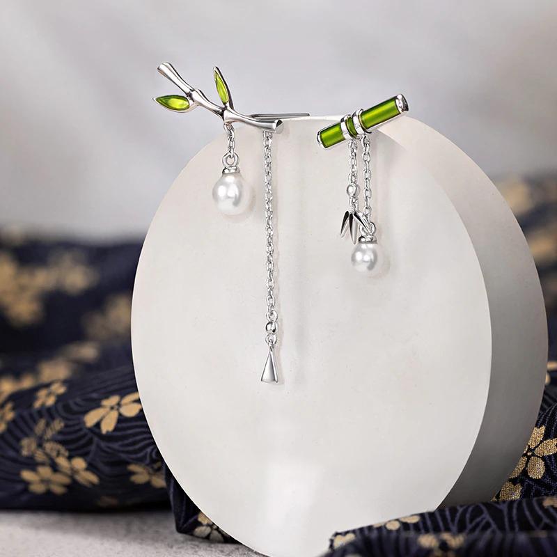 Asymmetrischer Ohrhänger aus grünem Bambus mit Perle