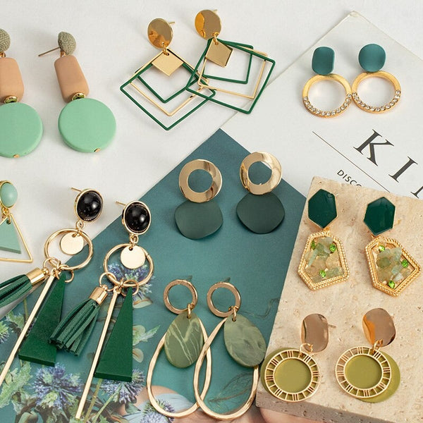 Grüne trendige geometrische Hängeohrringe aus Acryl