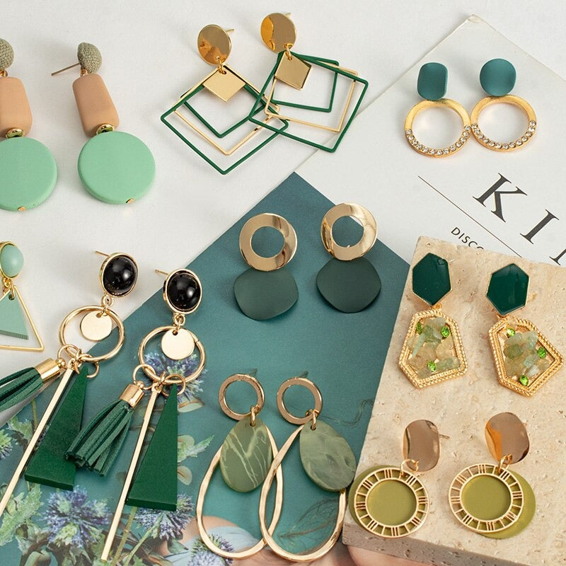 Grüne trendige geometrische Hängeohrringe aus Acryl