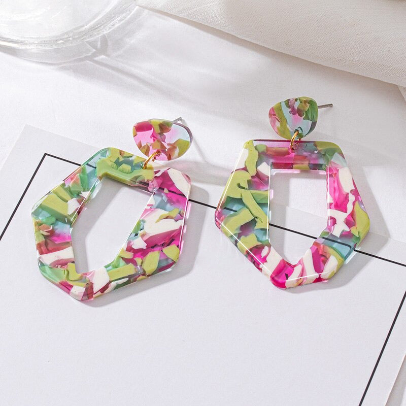 Grüne trendige geometrische Hängeohrringe aus Acryl