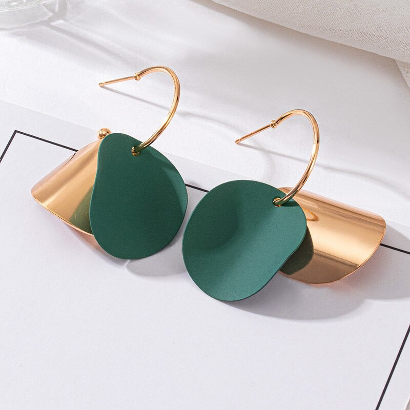 Grüne trendige geometrische Hängeohrringe aus Acryl