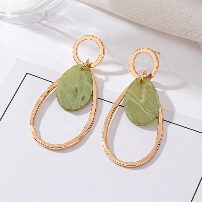 Grüne trendige geometrische Hängeohrringe aus Acryl