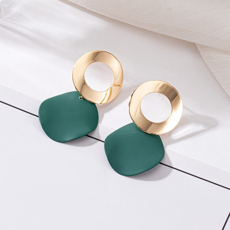 Grüne trendige geometrische Hängeohrringe aus Acryl