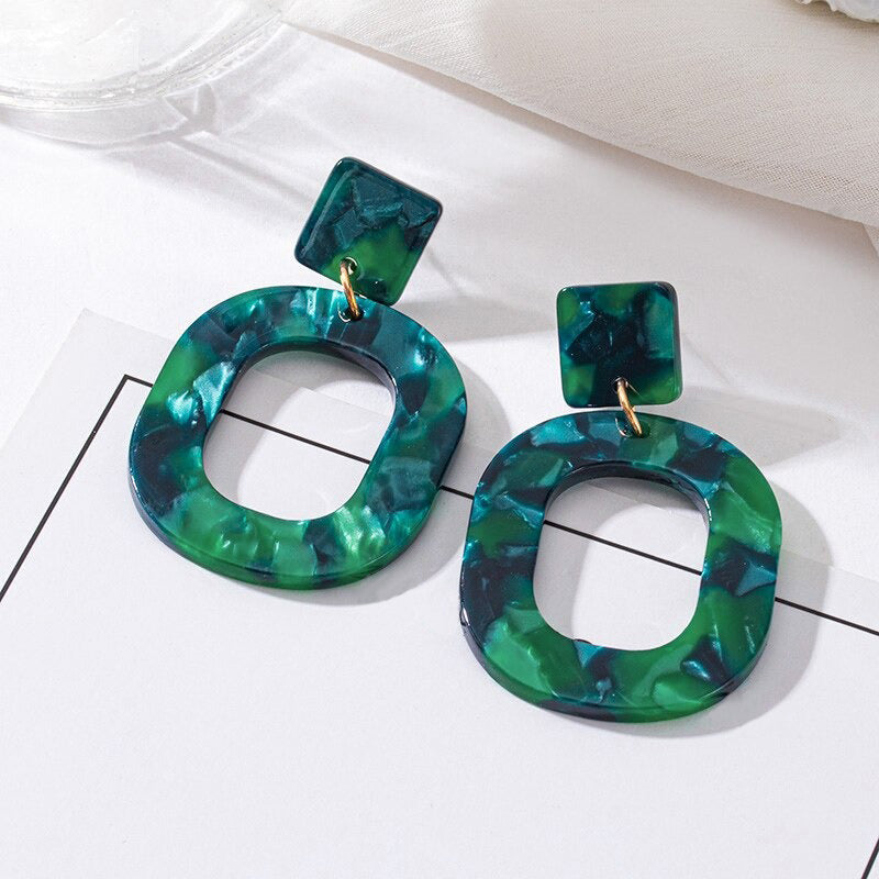 Grüne trendige geometrische Hängeohrringe aus Acryl