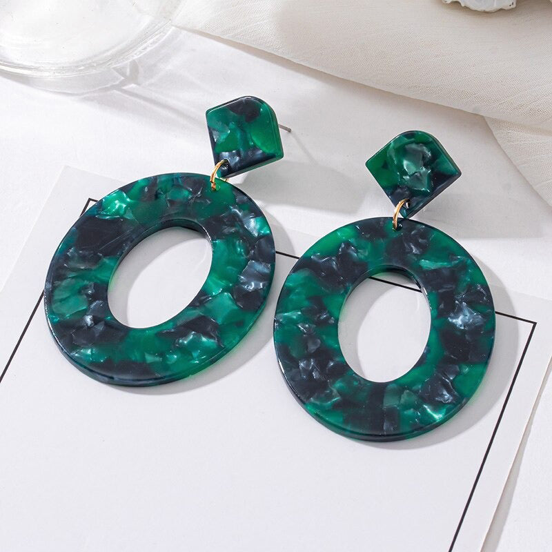 Grüne trendige geometrische Hängeohrringe aus Acryl
