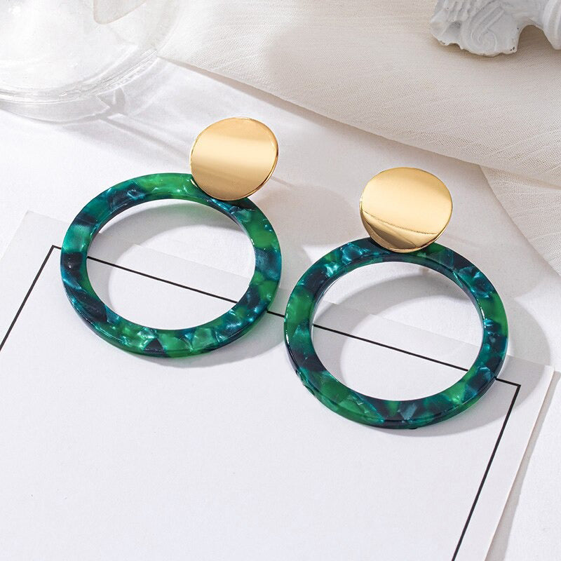 Grüne trendige geometrische Hängeohrringe aus Acryl