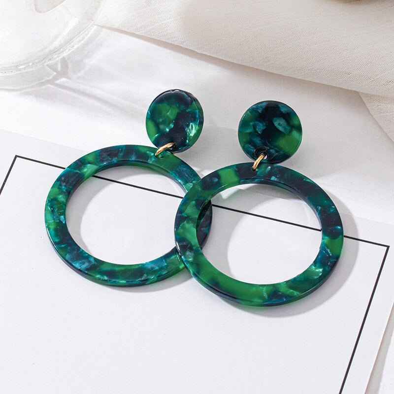 Grüne trendige geometrische Hängeohrringe aus Acryl