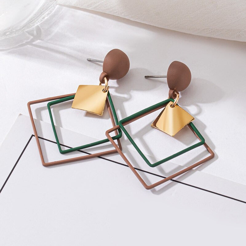 Grüne trendige geometrische Hängeohrringe aus Acryl