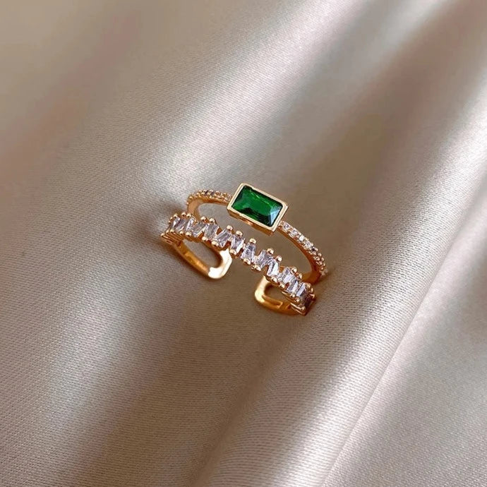 Doppelring mit grünem Kristall