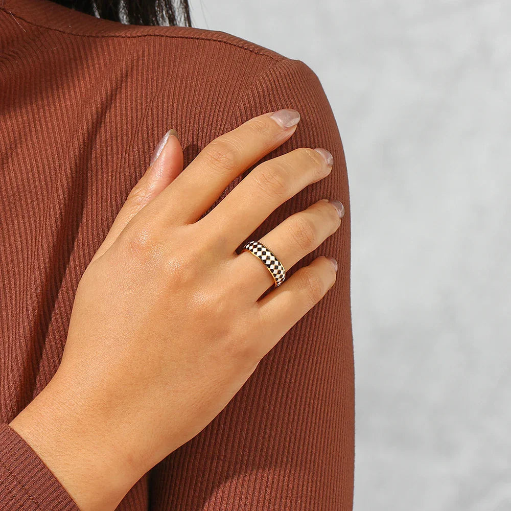 Schwarz-weißer Emaille-Ring