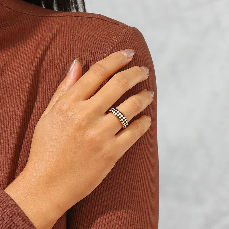 Schwarz-weißer Emaille-Ring