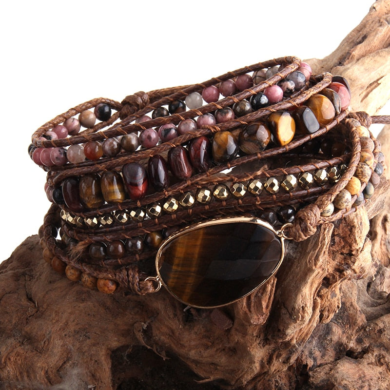Boho-Armband mit gemischten Natursteinen und Charme