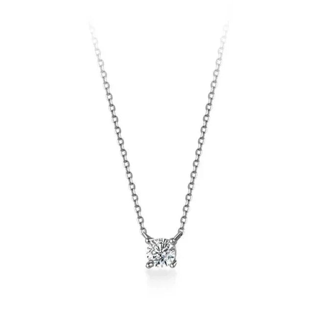 Silberne Halskette mit funkelndem Anhänger