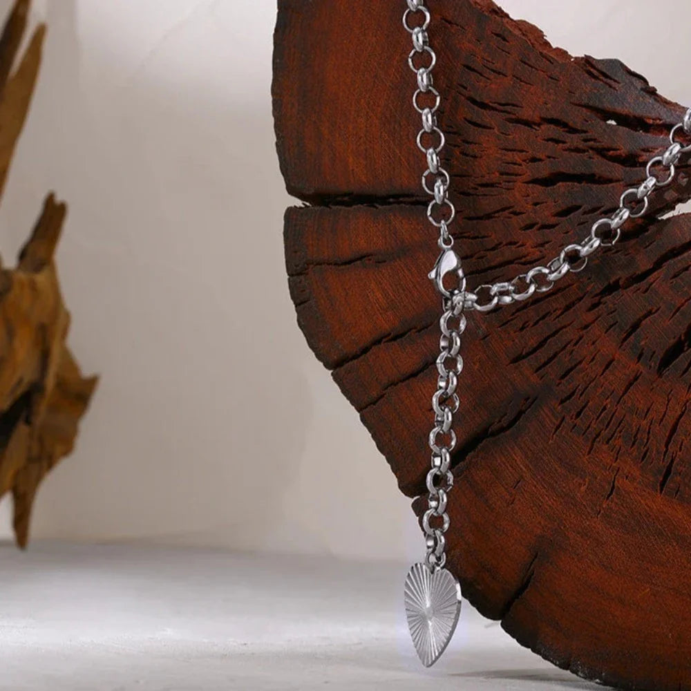 Romantische Halskette mit Herz-Blumen-Anhänger