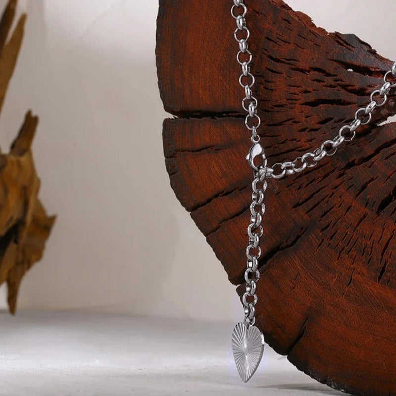 Romantische Halskette mit Herz-Blumen-Anhänger