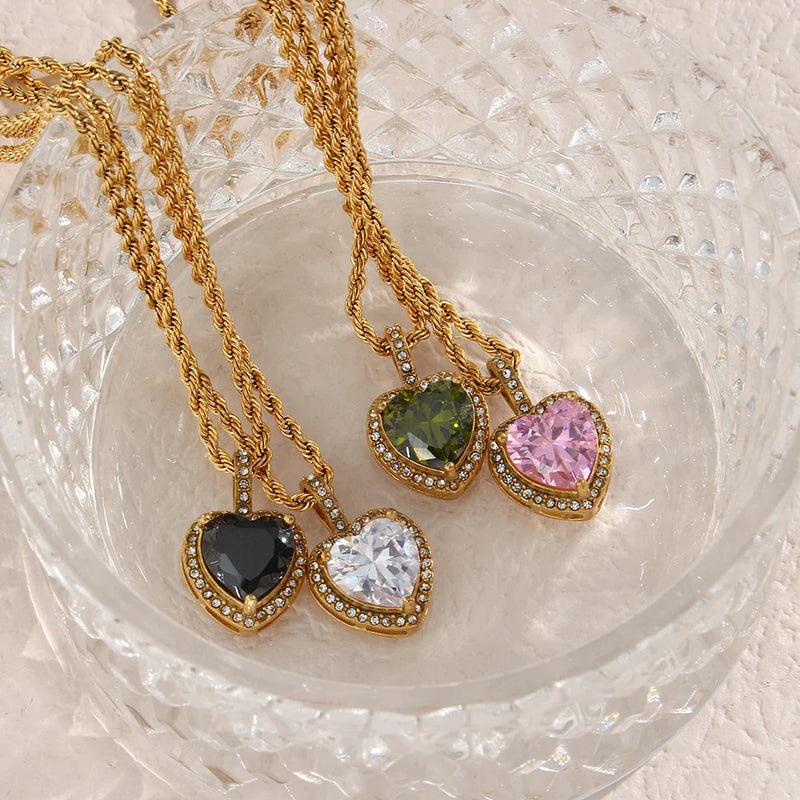 Halskette mit Anhänger aus Seilkette und Herzstein