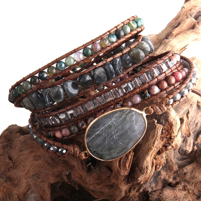 Boho-Armband mit gemischten Natursteinen und Charme