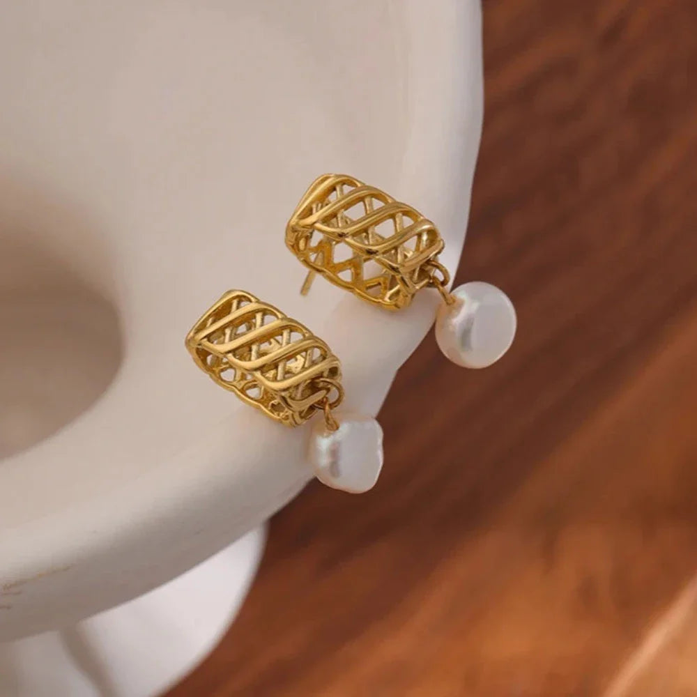 Geometrische Ohrringe mit Süßwasserperlen