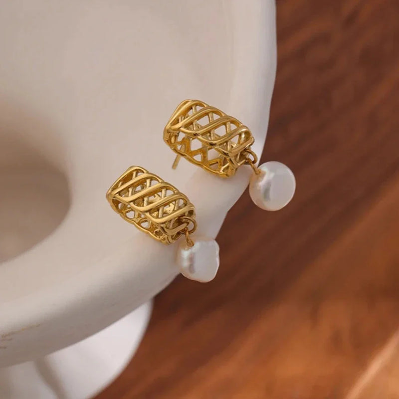 Geometrische Ohrringe mit Süßwasserperlen