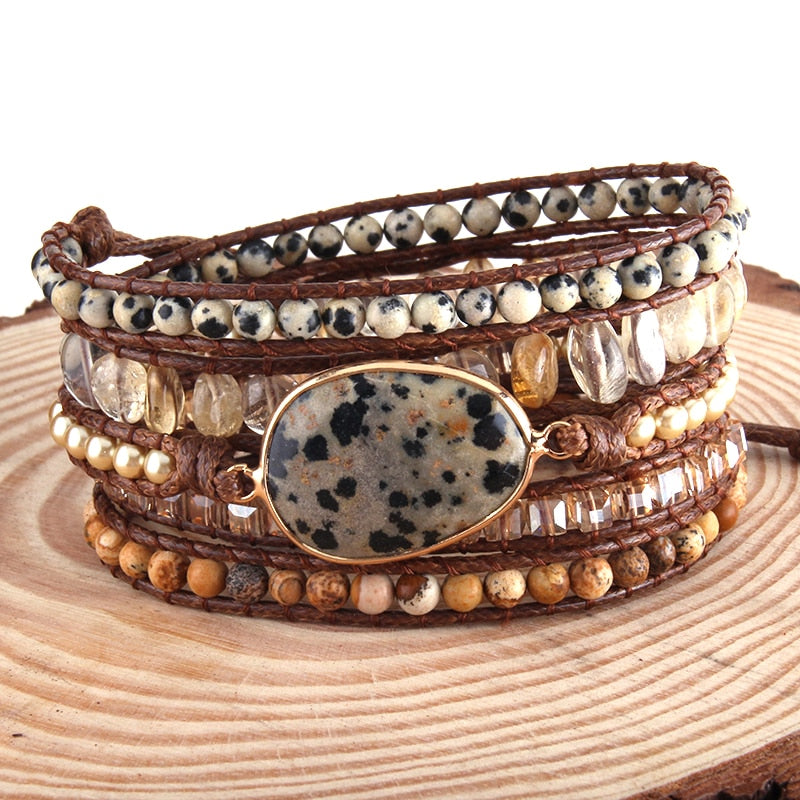 Boho-Armband mit gemischten Natursteinen und Charme