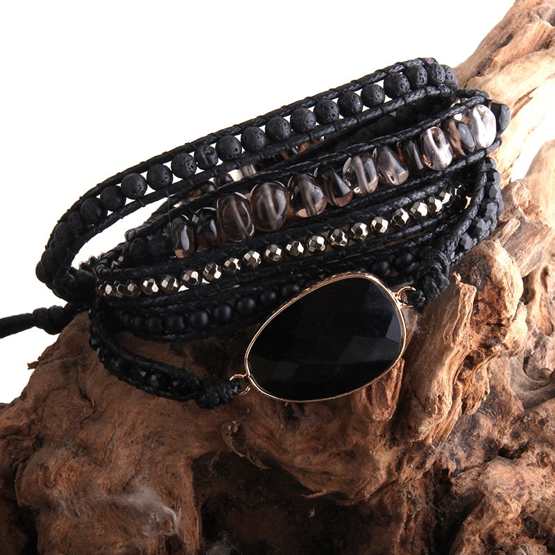 Boho-Armband mit gemischten Natursteinen und Charme