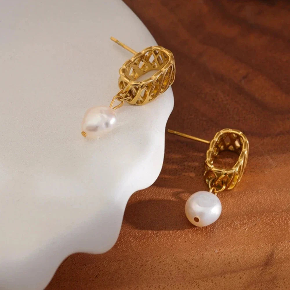 Geometrische Ohrringe mit Süßwasserperlen