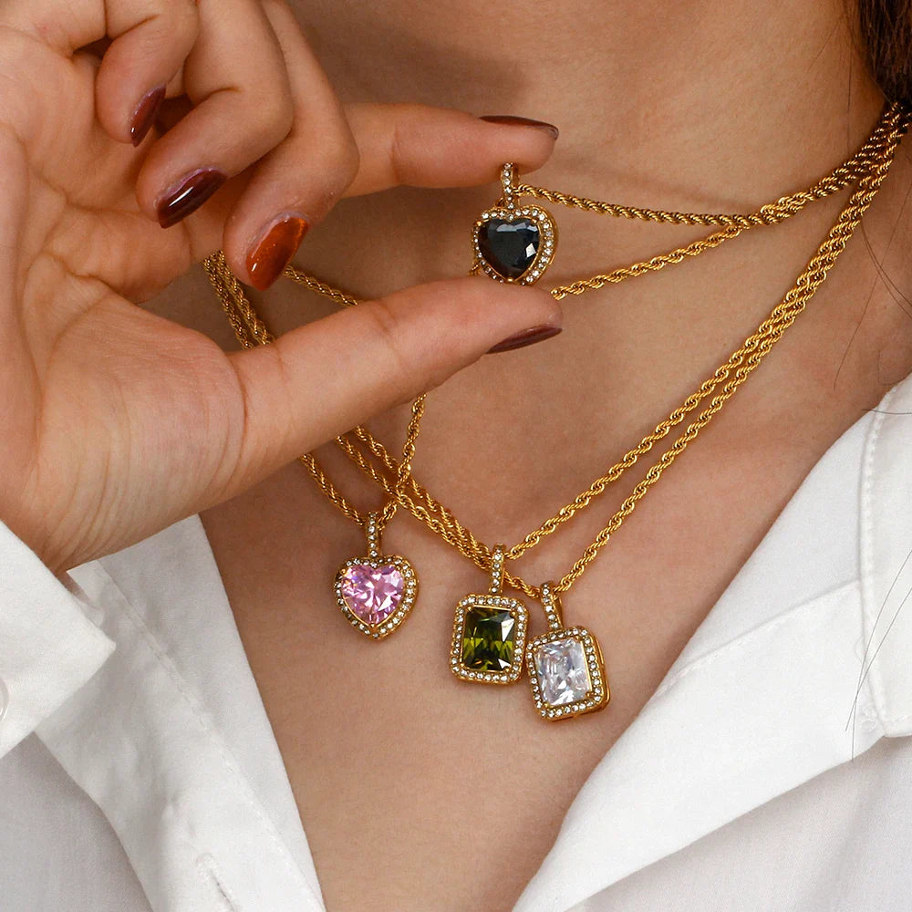 Halskette mit Anhänger aus Seilkette und Herzstein