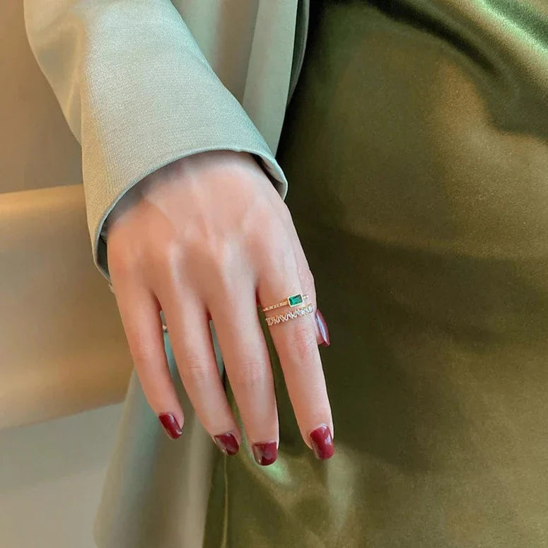 Doppelring mit grünem Kristall