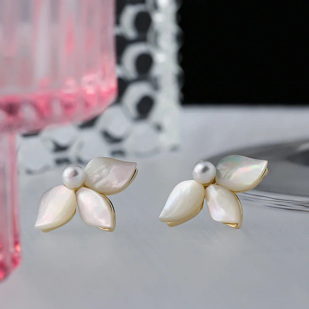 Natürliche Muschelblumen-Ohrringe