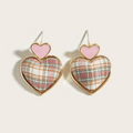 Preppy Love – Ohrstecker mit Herz-Design und Gittermuster