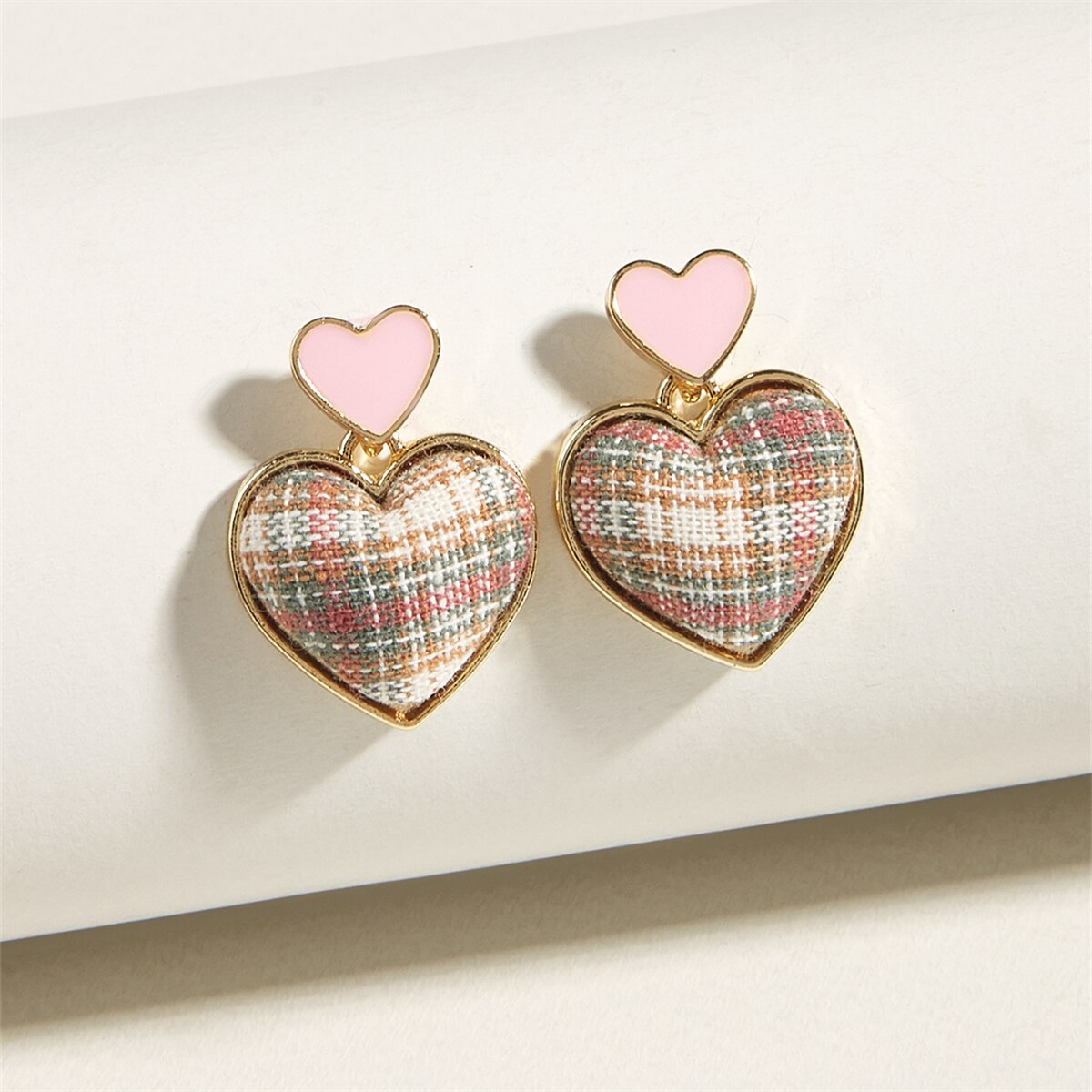 Preppy Love – Ohrstecker mit Herz-Design und Gittermuster