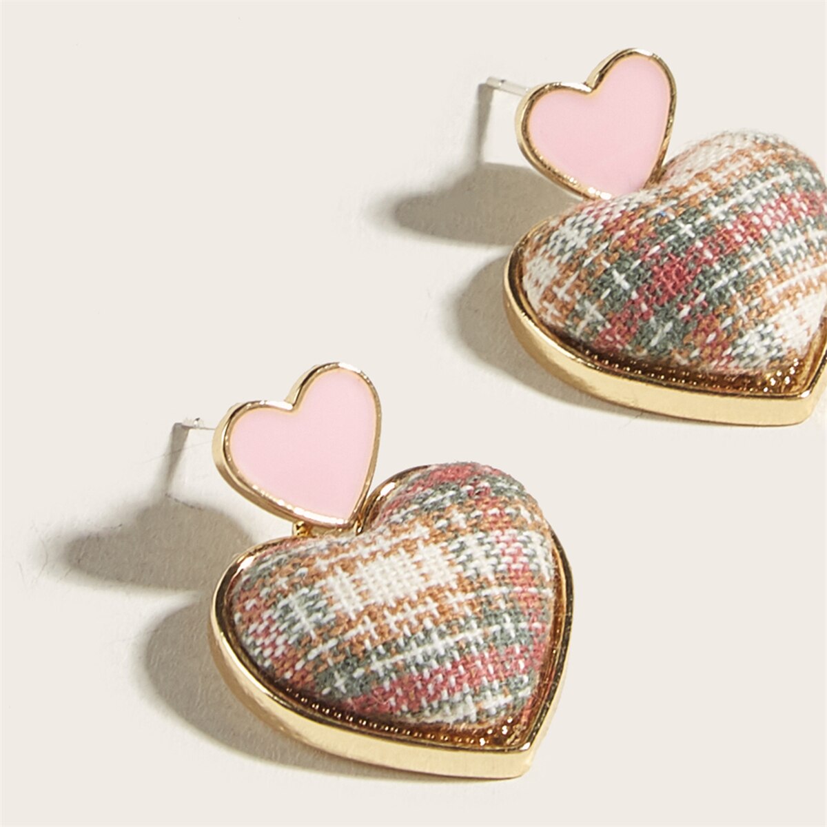 Preppy Love – Ohrstecker mit Herz-Design und Gittermuster
