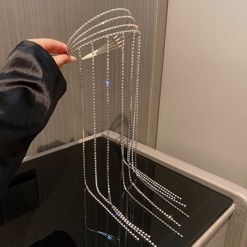 Funkelnde, mehrsträngige Haarspange mit Schmucksteinen und Quastenkette