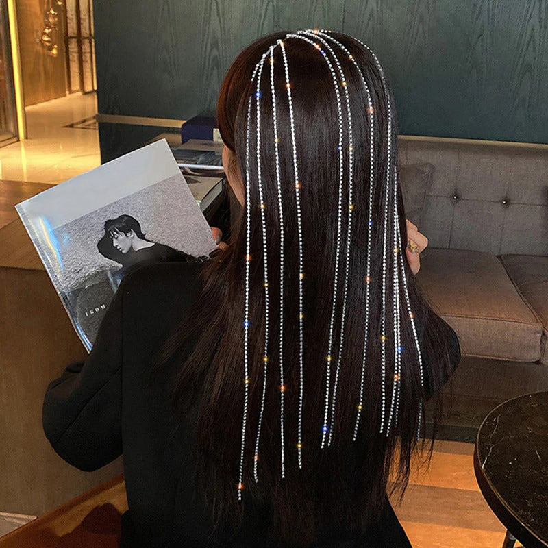 Funkelnde, mehrsträngige Haarspange mit Schmucksteinen und Quastenkette