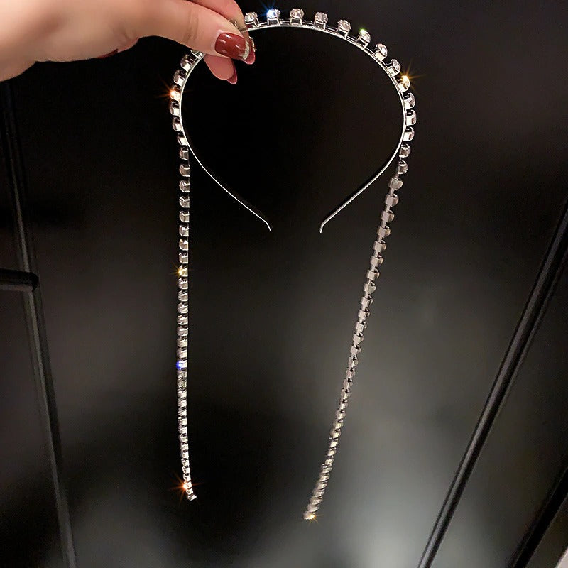 Funkelnde, mehrsträngige Haarspange mit Schmucksteinen und Quastenkette