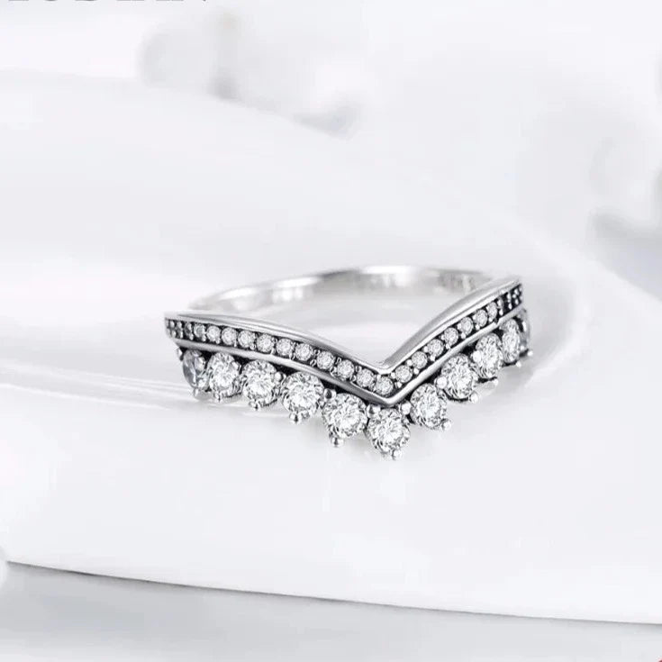 Silberner funkelnder Kronenring