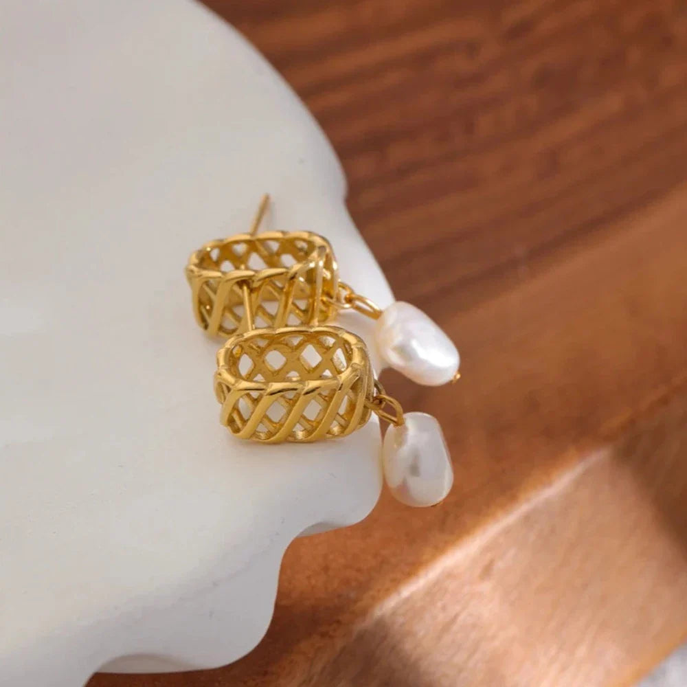 Geometrische Ohrringe mit Süßwasserperlen