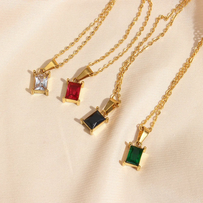 Halskette mit quadratischem Steinanhänger